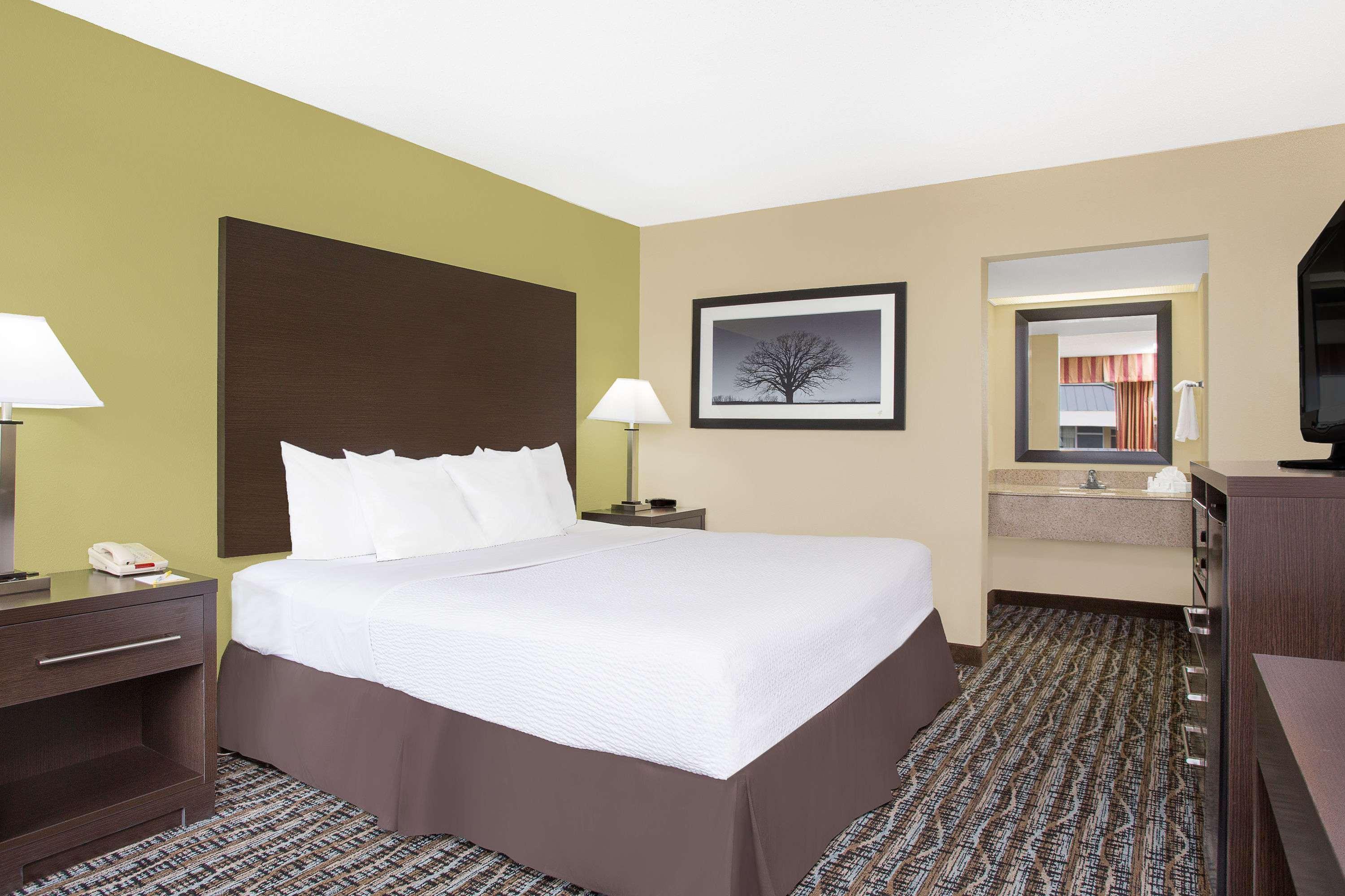 Days Inn By Wyndham Asheville/Mall Exterior photo