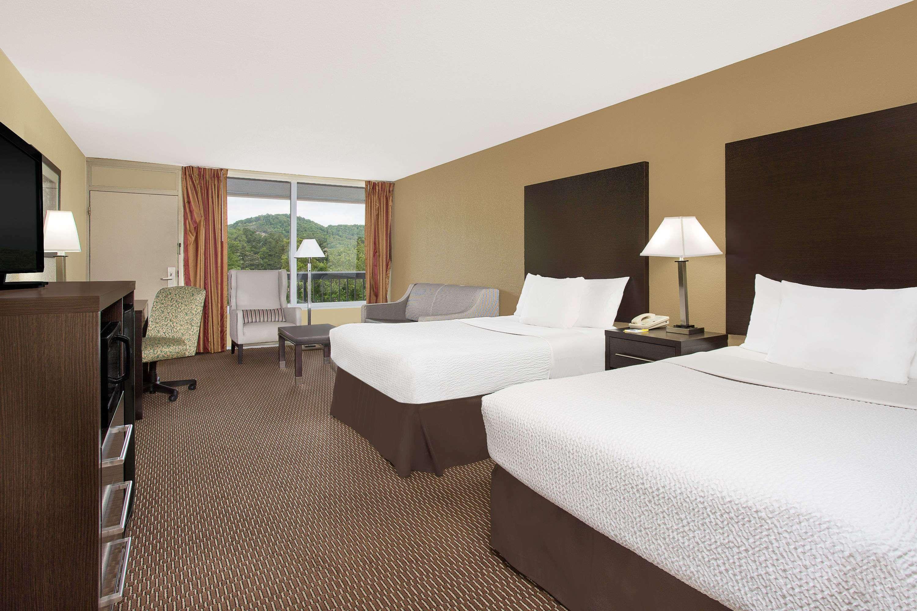 Days Inn By Wyndham Asheville/Mall Exterior photo