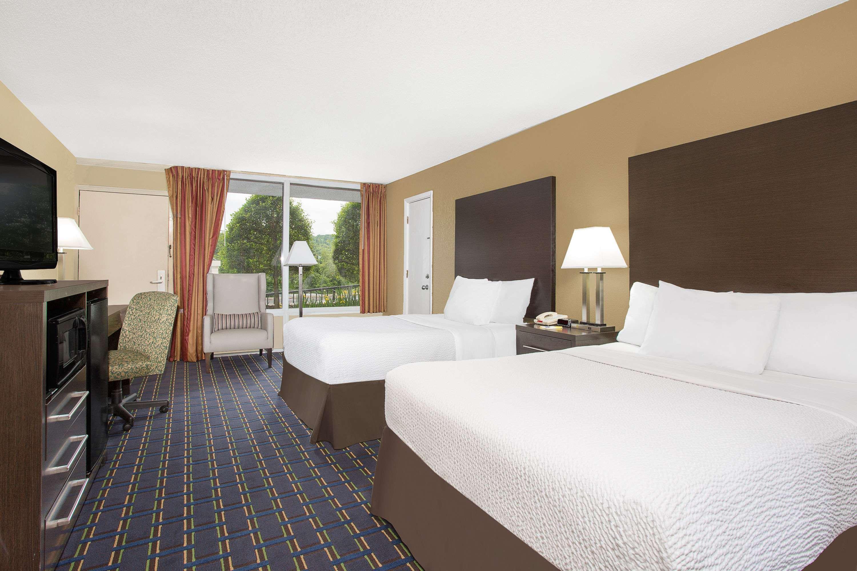 Days Inn By Wyndham Asheville/Mall Exterior photo