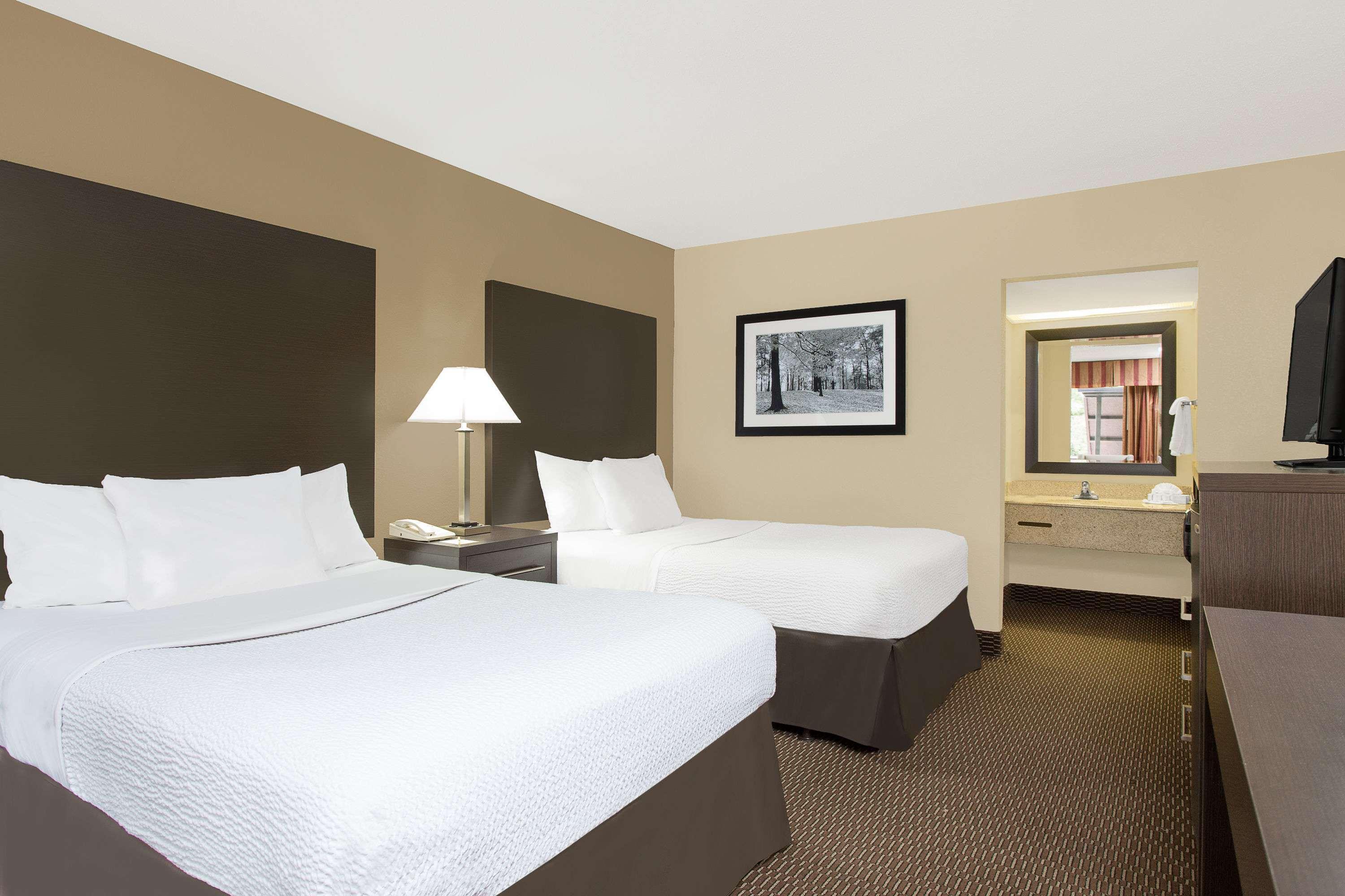 Days Inn By Wyndham Asheville/Mall Exterior photo