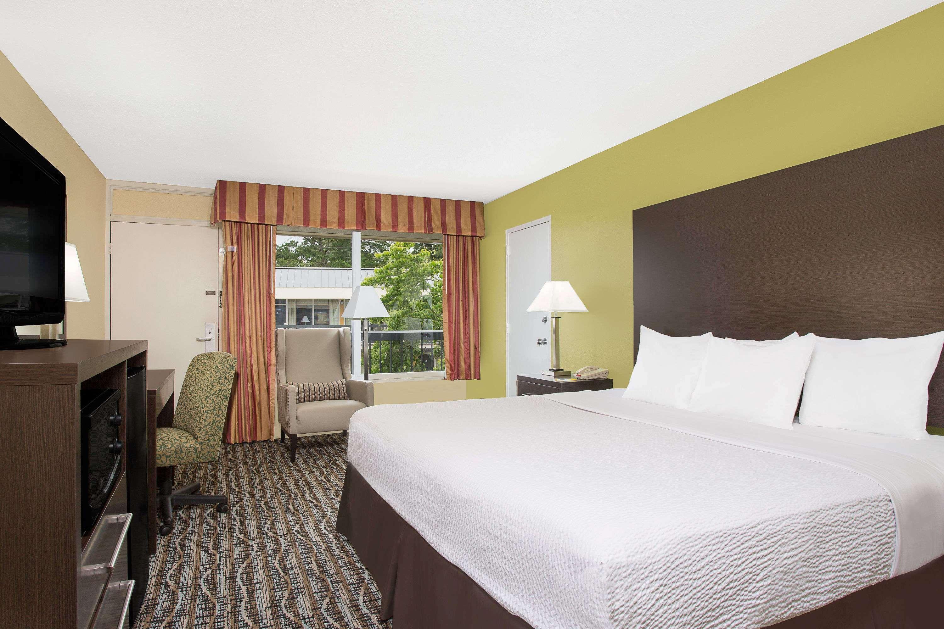 Days Inn By Wyndham Asheville/Mall Exterior photo
